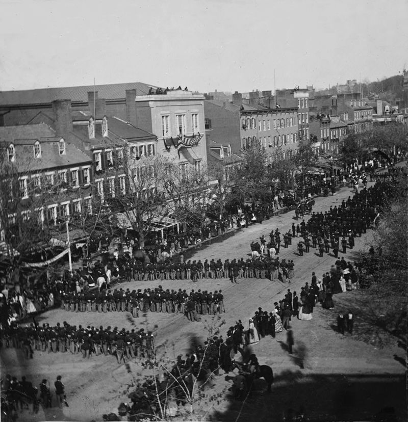 800px-Lincolns_funeral_on_Pennsylvania_Ave._(LOC)_(3252915551)
